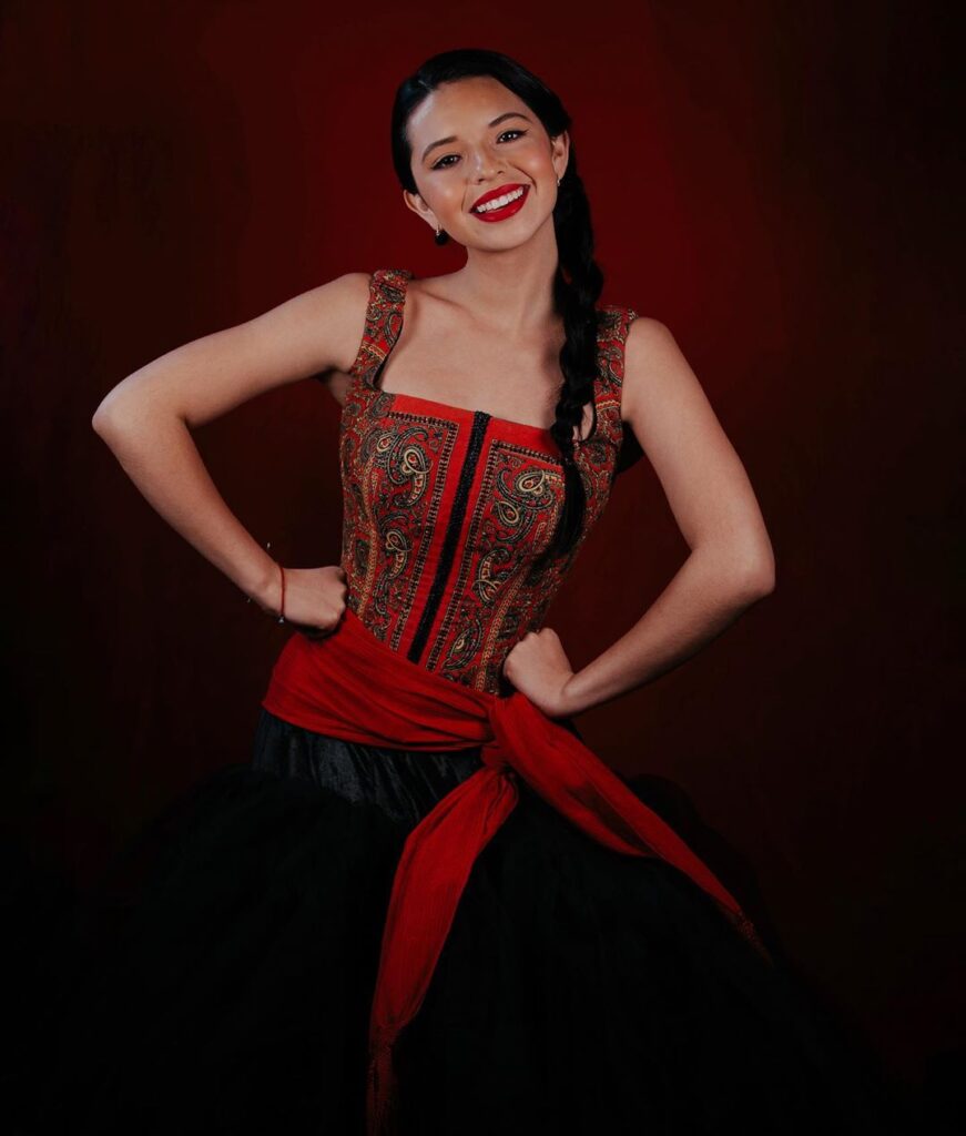 Angela Aguilar cambia de loock
