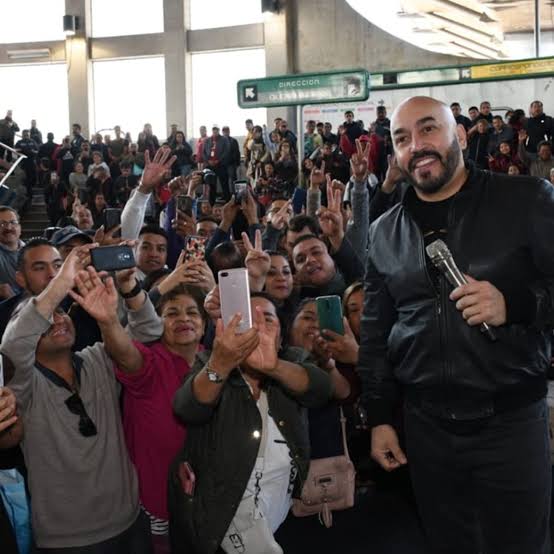 Lupillo Rivera arma baile en pleno Metro