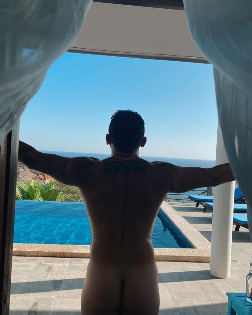 Edwin Luna se desnuda