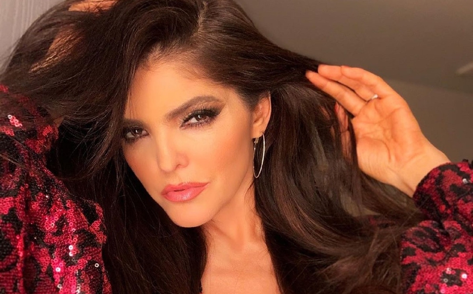 Ana Bárbara sorprende con atuendo mexicano