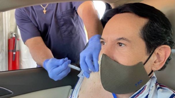 Fuertes criticas a Juan José Origel por vacunarse en Florida